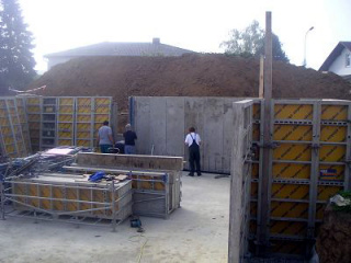 Tous les éléments doivent rester coffrés pendant la même durée (même teinte).