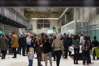Apéro in der stimmungsvollen Halle / Foto: Markus Wicki, Buffet für Gestaltung.jpg