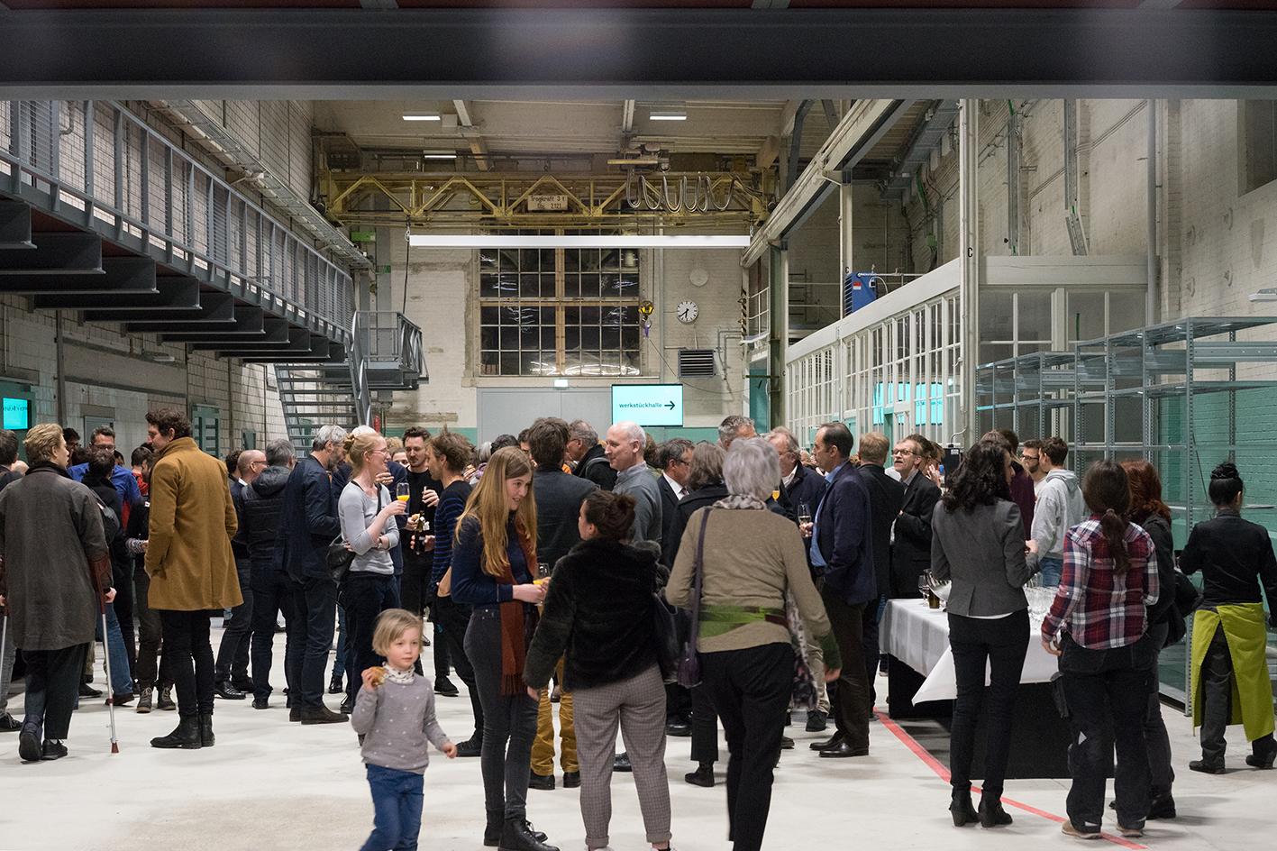 Apéro in der stimmungsvollen Halle / Foto: Markus Wicki, Buffet für Gestaltung.jpg