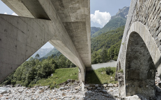 Brücke über die Verzasca in Frasco