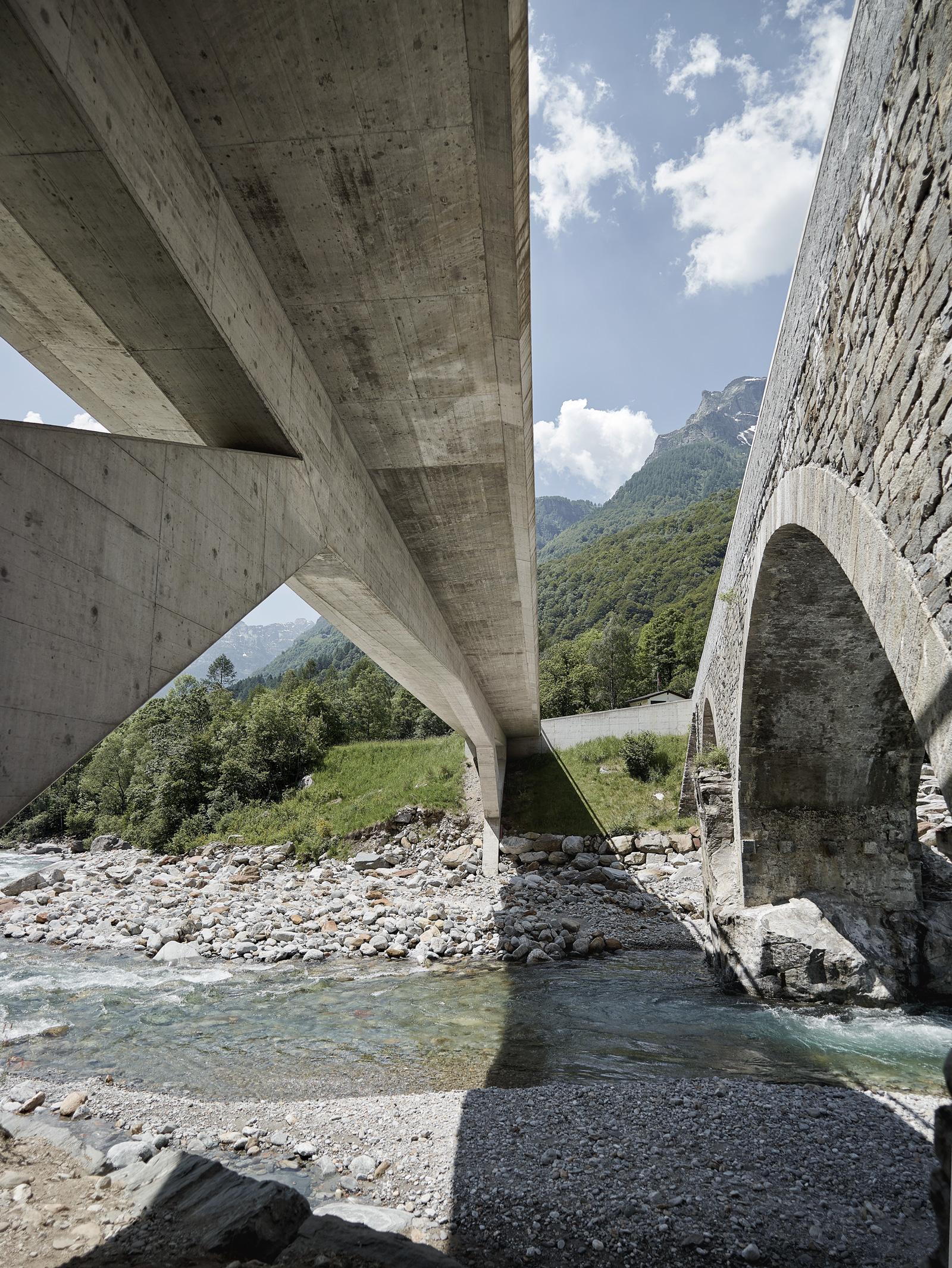 Pont sur la Verzasca à Frasco