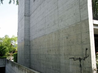 Unten mit Graffitischutz, oben unbehandelt