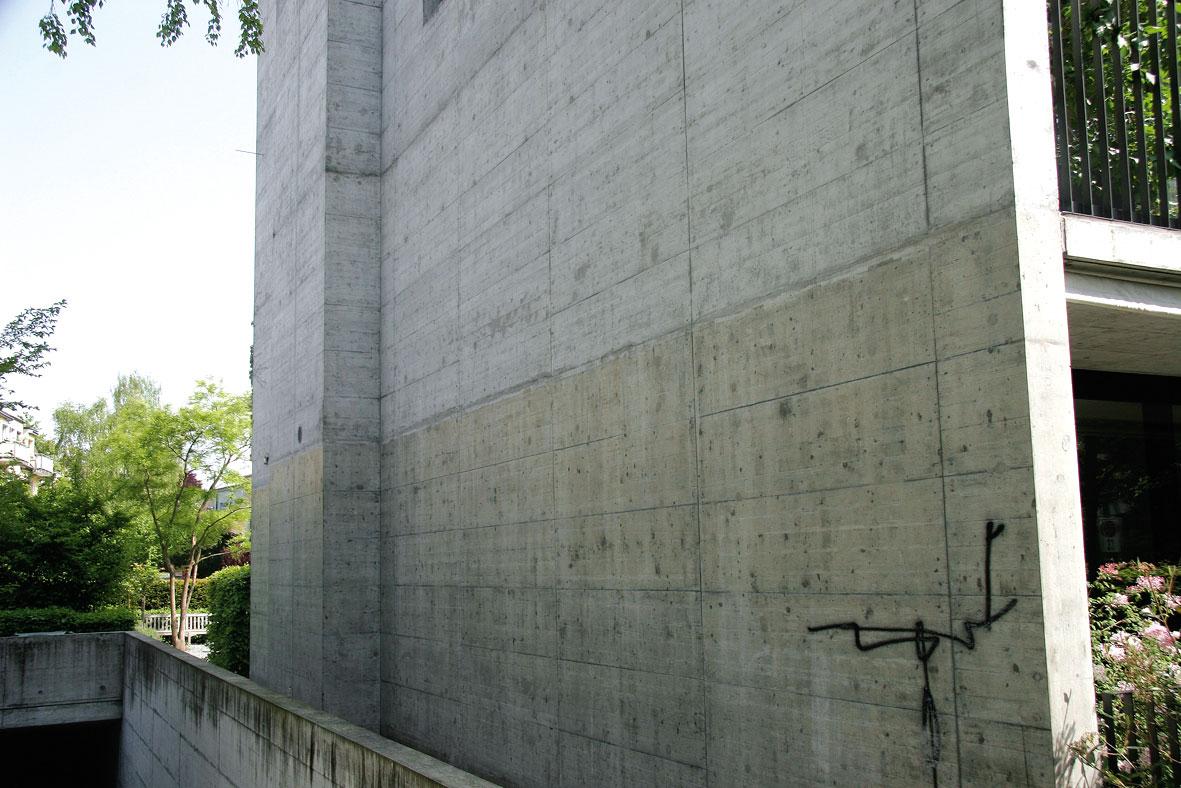 Unten mit Graffitischutz, oben unbehandelt
