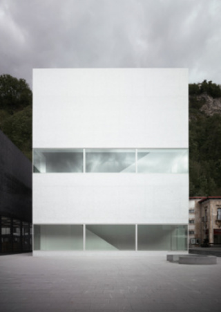 Bâtiment archaïque en pierre artificielle blanche