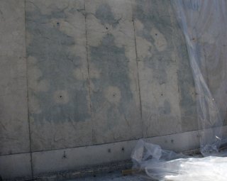 Verfärbungen, die sich nach dem Ausschalen eines Betons mit Hochofenzement ergaben