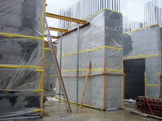 Parois protégées par une feuille en PVC.