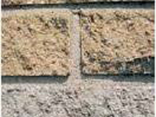 Gespaltene Sichtbetonoberfläche