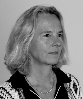 Das 14. Schweizer Betonforum beschäftigte sich im Mai 2022 mit Themen wie multifunktionaler Hochleistungsaerogelbeton, der Herstellung von Betonproben unter Schwerelosigkeit und CO2-frei betriebenen Gebäuden. Beispiele, wie das Ertüchtigen und Weiterbauen am Bestand funktioniert, wurden vorgestellt. Auch gezeigt wurde, wie aus alten Strukturen und Bauteilen neue Gebäude entstehen oder wie es gelingt, den CO2-Fussabdruck mithilfe eines zirkulären Betons zu verringern. Innovationen und Umsetzungen von Hybridbauten, mit Fokus auf Holz-Beton-Verbundkonstruktionen, wurden gezeigt und wo man mit dem SRF Campus in Zürich Neuland im schweizerischen Betonbau betreten hat. Univ.-Prof. Martina Schnellenbach Held