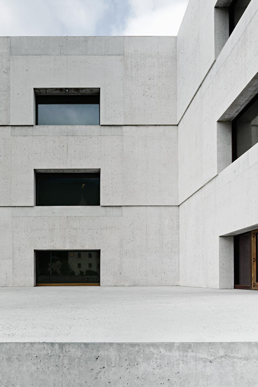 Glatte Sichtbetonoberflächen im Nationalparkzentrum in Zernez
