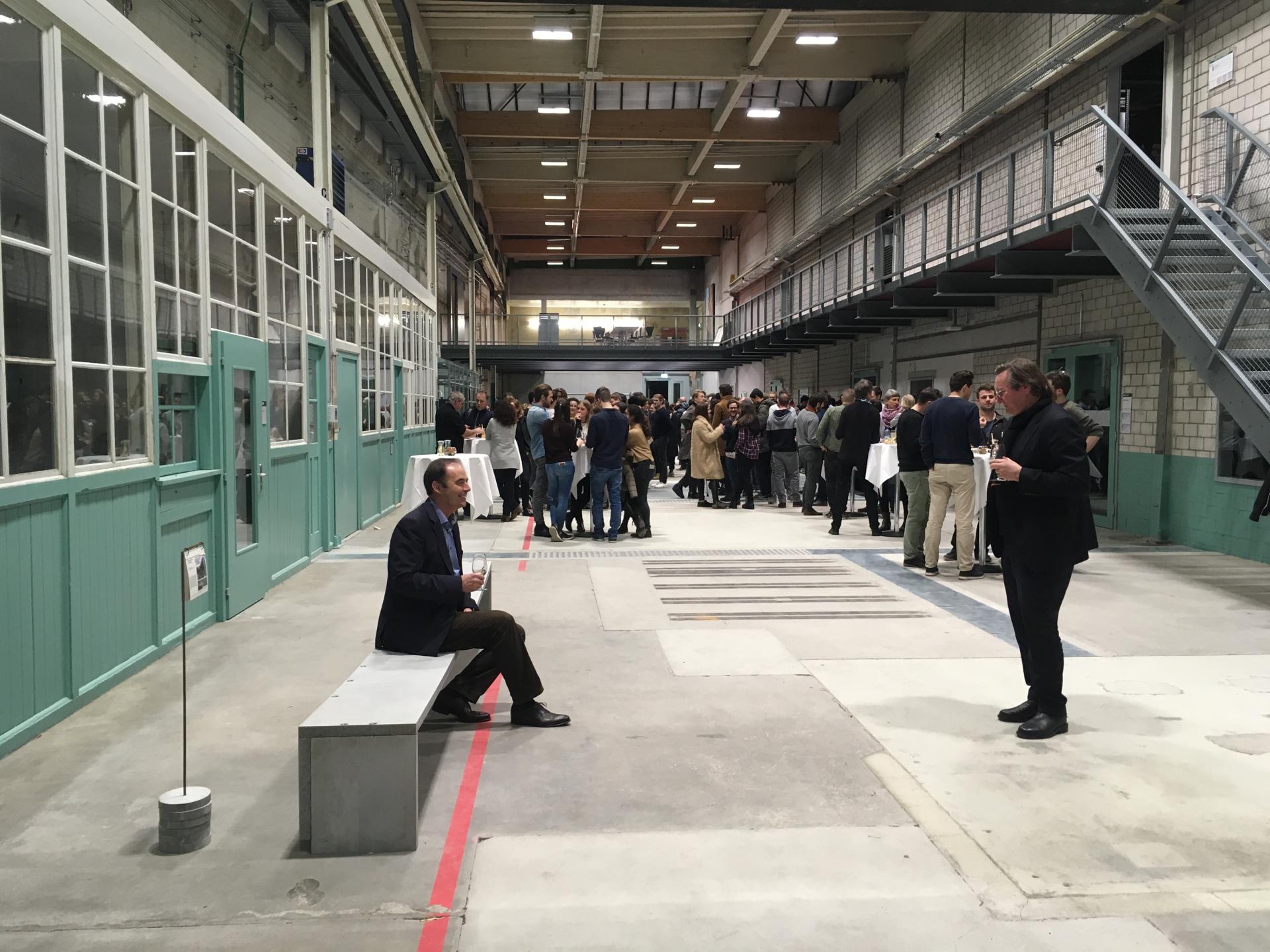 Peter Wellauer (Geschäftsführer BETONSUISSE) testet die von Beat Weaber (Studiengangleiter A, ZHAW) entworfene Bank aus Textilbeton / Foto: Astrid Staufer.jpg