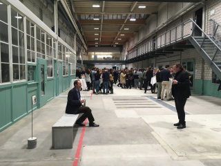 Peter Wellauer (Geschäftsführer BETONSUISSE) testet die von Beat Weaber (Studiengangleiter A, ZHAW) entworfene Bank aus Textilbeton / Foto: Astrid Staufer.jpg