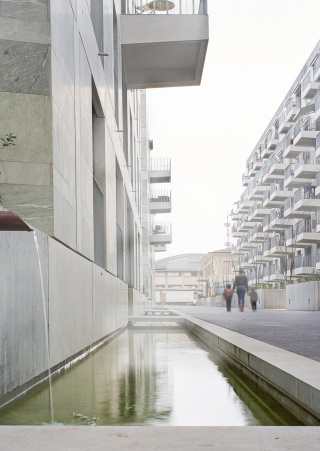 Hybride pierre naturelle / béton : Eléments de sandwich en béton avec incrustations de gneiss