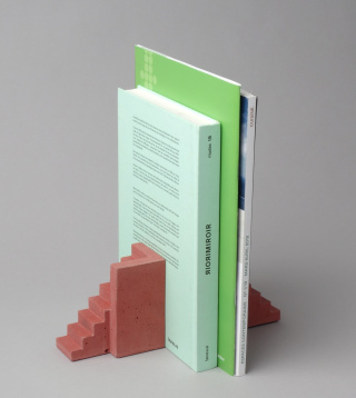 Bookend, das erste Produkt aus der Zusammenarbeit mit der MFP Préfabrication SA, ist das Lieblingsprodukt der Designerin. (Foto: Laure Gremion) Bookend, das erste Produkt aus der Zusammenarbeit mit der MFP Préfabrication SA, ist das Lieblingsprodukt der Designerin. (Foto: Laure Gremion)