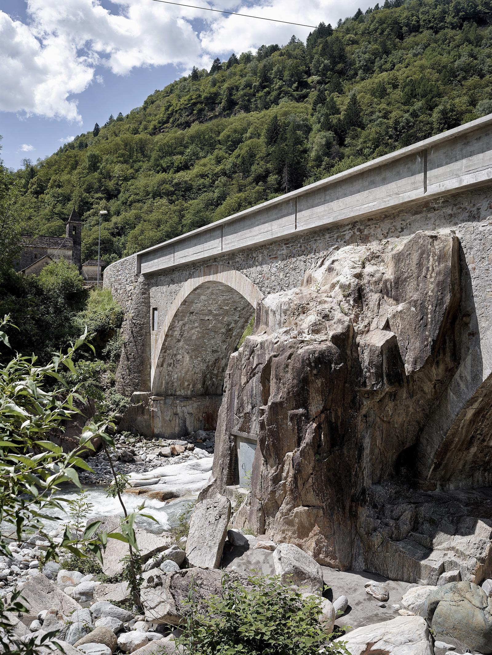 Pont sur le Brenno près de Motto