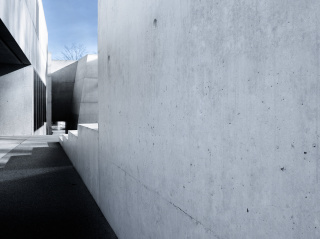 Sichtbetonwand mit Lunkern