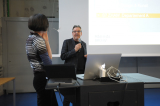 Astrid Staufer (Co-Leiterin Institut Konstruktives Entwerfen, ZHAW) im Gespräch mit Markus Rigert (Präsident Material-Archiv) / Foto: Christian Schwager.jpg