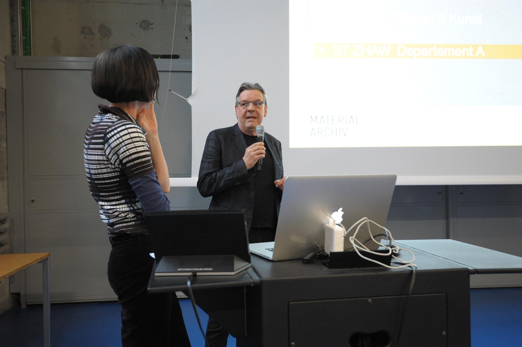 Astrid Staufer (Co-Leiterin Institut Konstruktives Entwerfen, ZHAW) im Gespräch mit Markus Rigert (Präsident Material-Archiv) / Foto: Christian Schwager.jpg