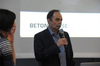 Astrid Staufer (Co-Leiterin Institut Konstruktives Entwerfen, ZHAW) und Peter Wellauer (Geschäftsführer BETONSUISSE) / Foto: Christian Schwager.jpg