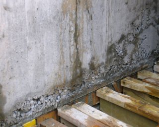 Kiesnest: Entmischungserscheinung am Wandfuss.